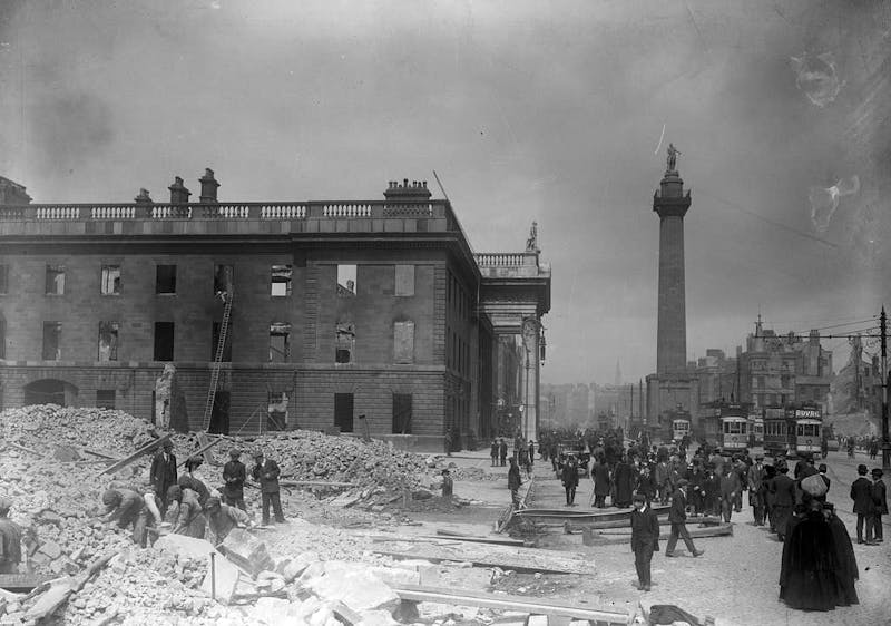 Die ausgebrannte Ruine des G.P.O. (Das Hauptpostamt) in der Sackville Street, später O'Connell Street, in Dublin nach dem Osteraufstand von 1916.Bildnachweis: Nationalbibliothek Irland